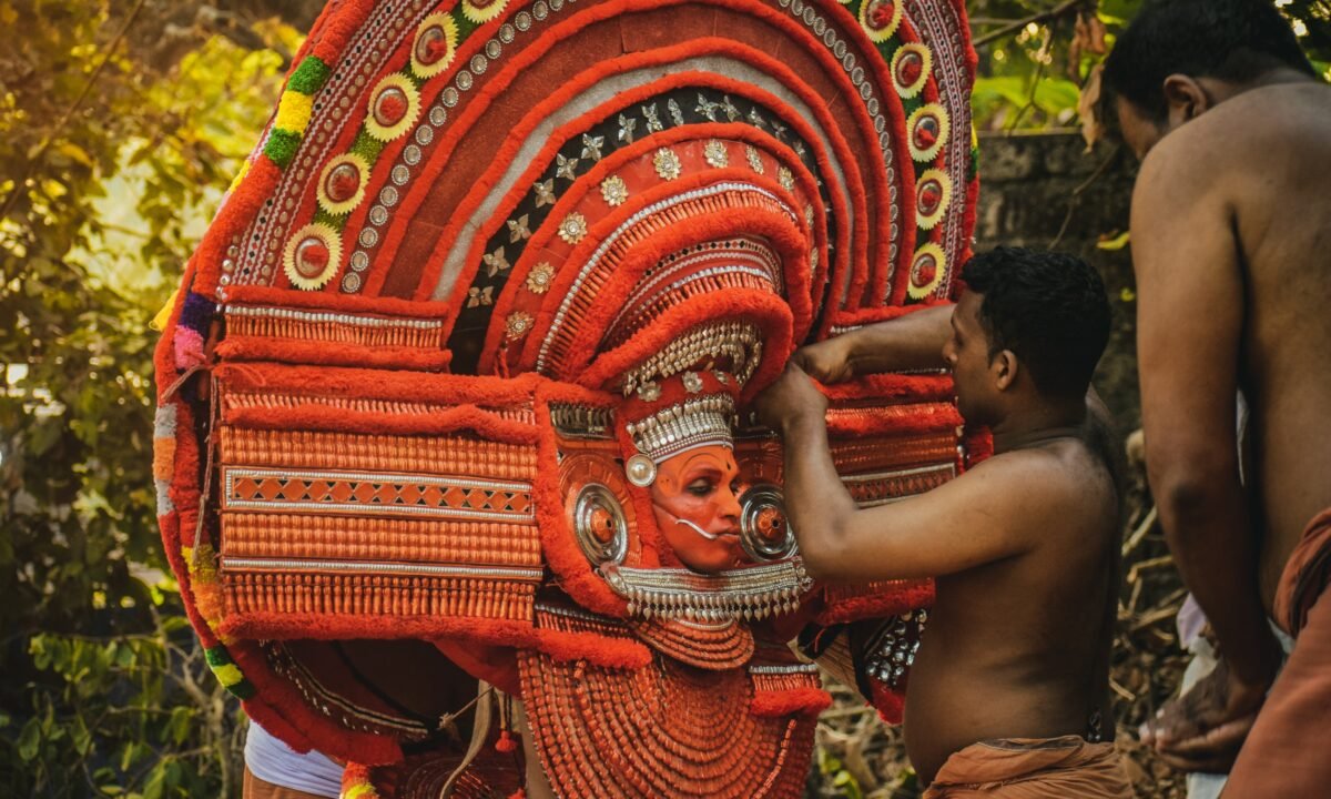 Artistas preparándose para la danza Theyyam para Kali, en Kerala