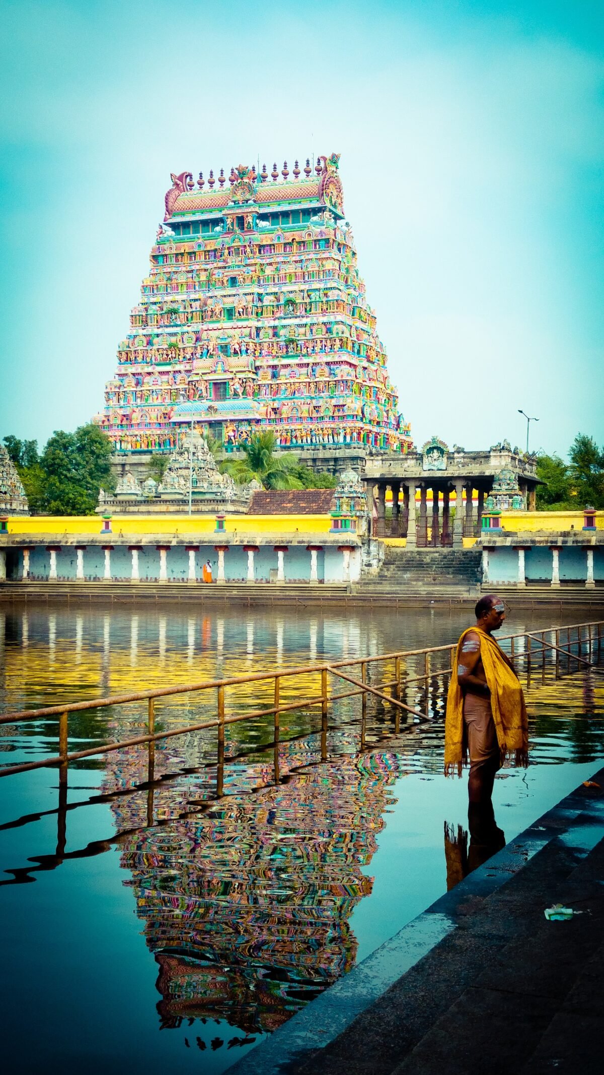 Un dévot offrant des prières dans l’étang du temple, tamil nadu