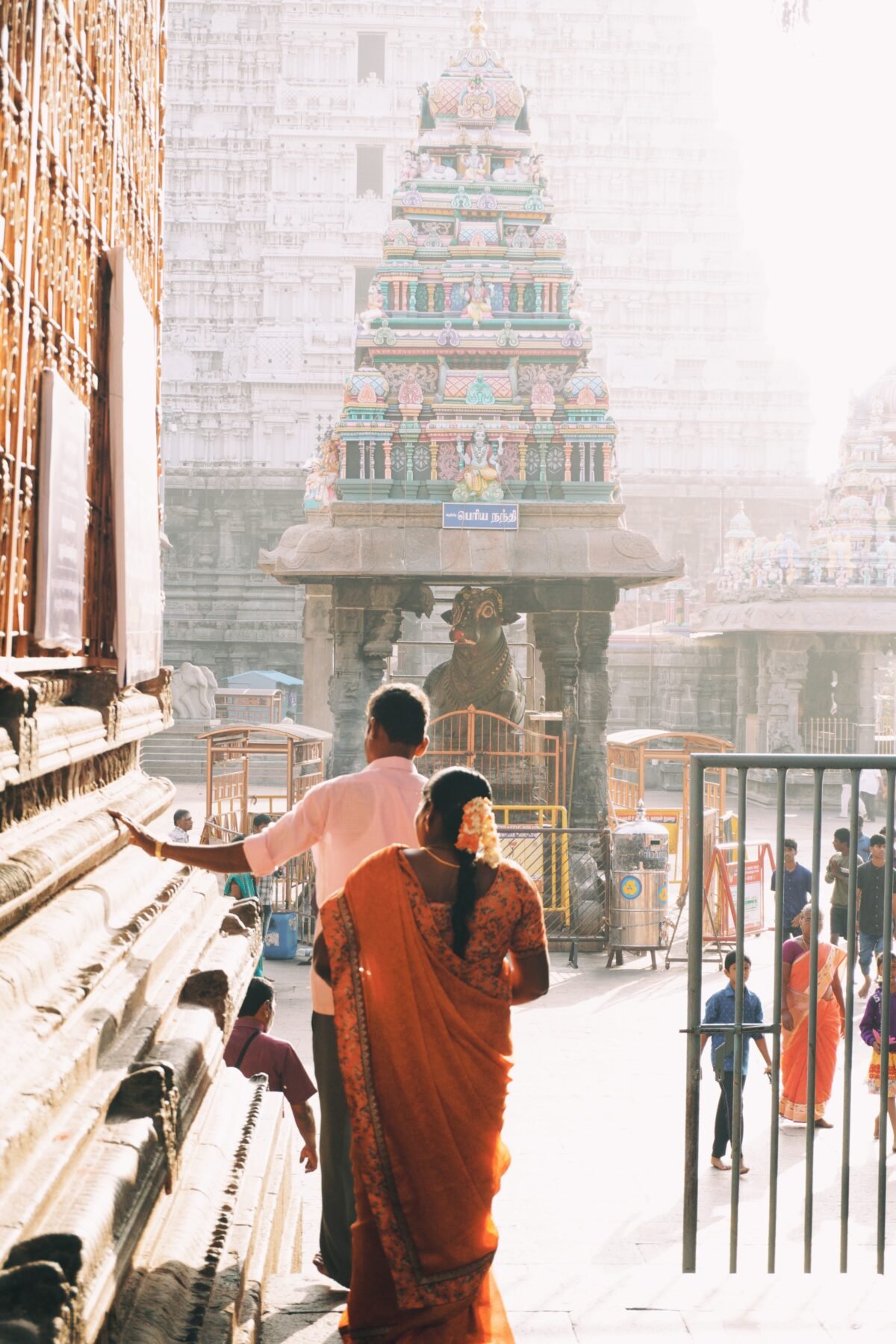 Devotos bajando las escaleras en el Templo Tiruvannamalai, Tamil Nadu