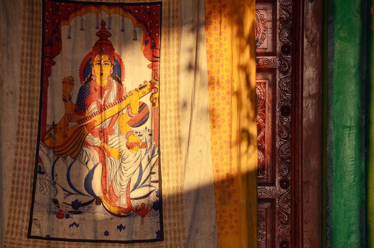 La déesse hindoue de la sagesse, Saraswati, baignée d’une lueur céleste